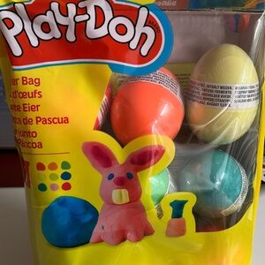 Play Doh 9 Eggs Filled with Playdoh Play Set New in Bag